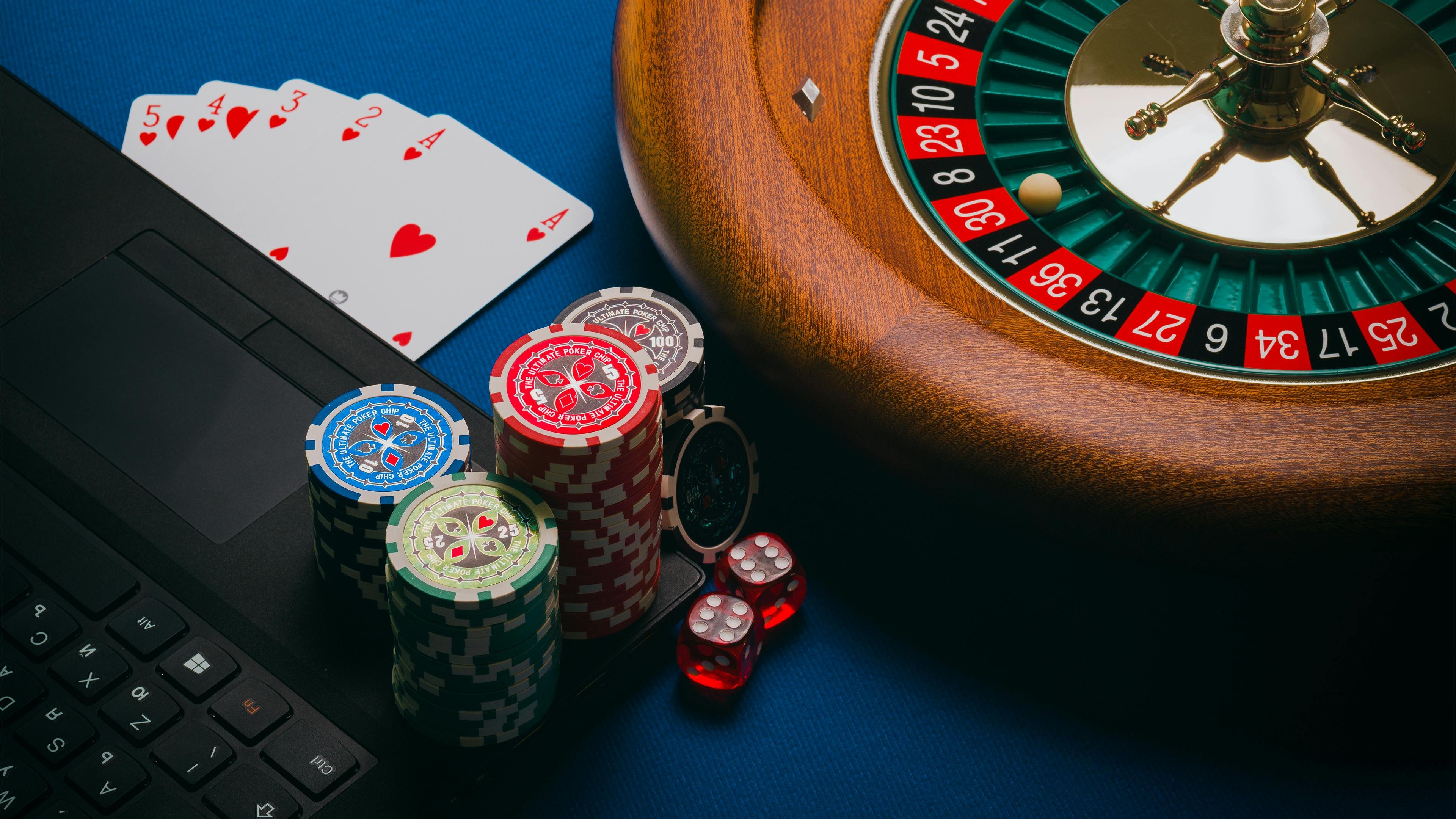 Studio Nolimit City menampilkan dealer profesional dengan kamera HD dan meja blackjack terformat untuk streaming live